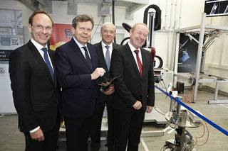 Am Bild v.l.n.r.: Dr. Rainer Stetter, Dr. Lothar Roitner, Dr. Kurt Hofstädter, FH-Prof. Dipl.-Ing. Dr. Erich Markl Digitale Fabrik an der FH Technikum Wien