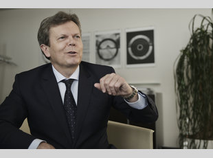 Lothar Roitner, Geschäftsführer des Fachverbands der Elektro- und Elektronikindustrie, im Gespräch